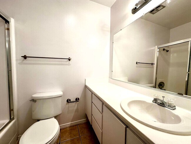 Building Photo - ***MOVE-IN SPECIAL 2 WEEKS FREE RENT***Spa...