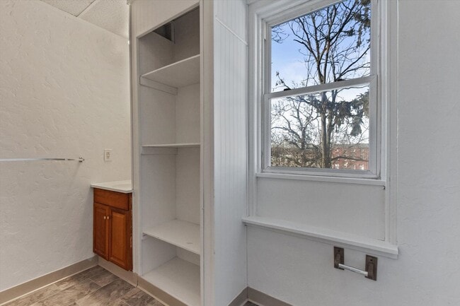 Building Photo - Bright 3 Bedroom, 1.5 Bath Home with Private Yard!