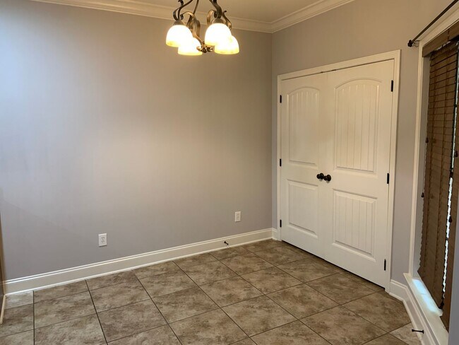 Building Photo - Short-Term Lease Only!