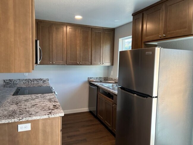 Building Photo - Newer and Updated Townhome in the Heart of...