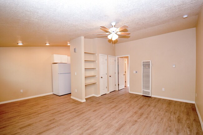 Building Photo - 1335 Ortiz Dr SE