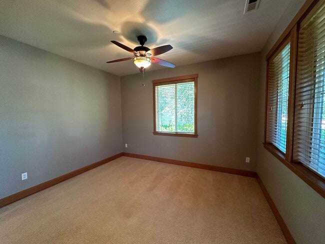 Building Photo - 1961 Nelson St