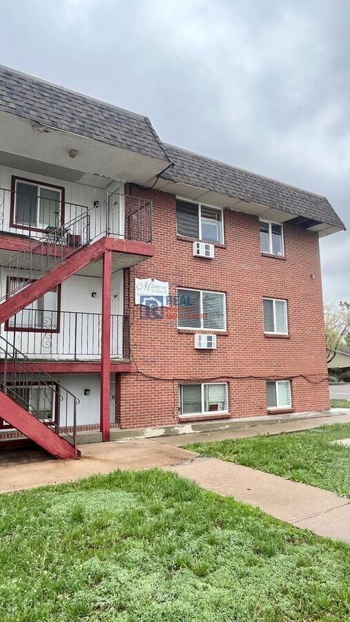 Primary Photo - 1080 S Eliot St