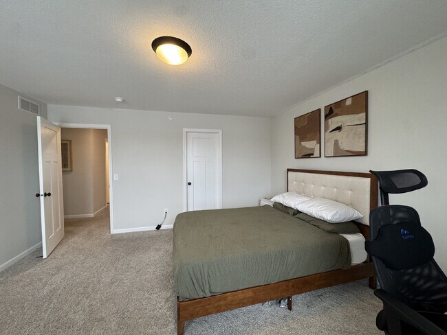 Building Photo - "Spacious 3-Bedroom Townhouse Oasis in West St Paul – 2.5 Baths & 2,268 Sq Ft of Comfort!"