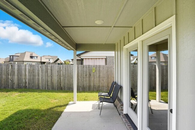 Building Photo - Like new, Move in Ready.