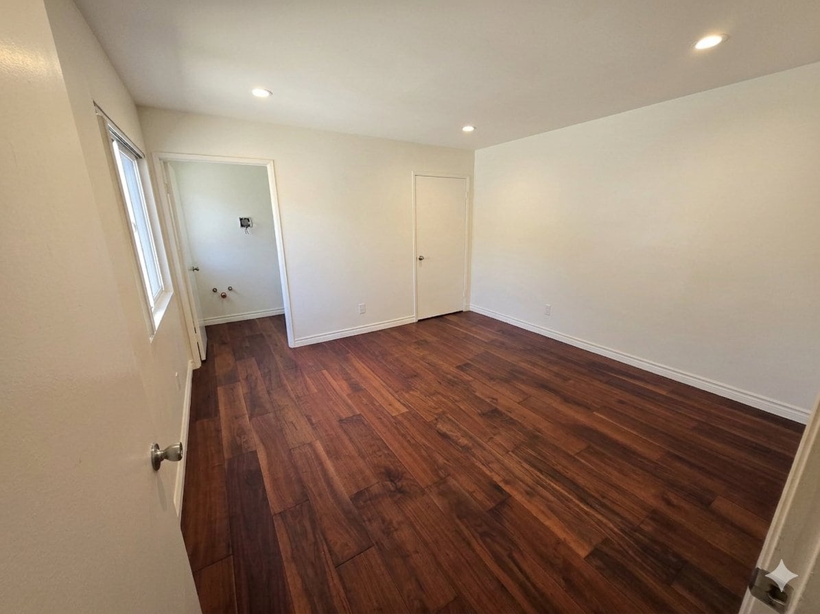 Building Photo - 843 S Ardmore Ave
