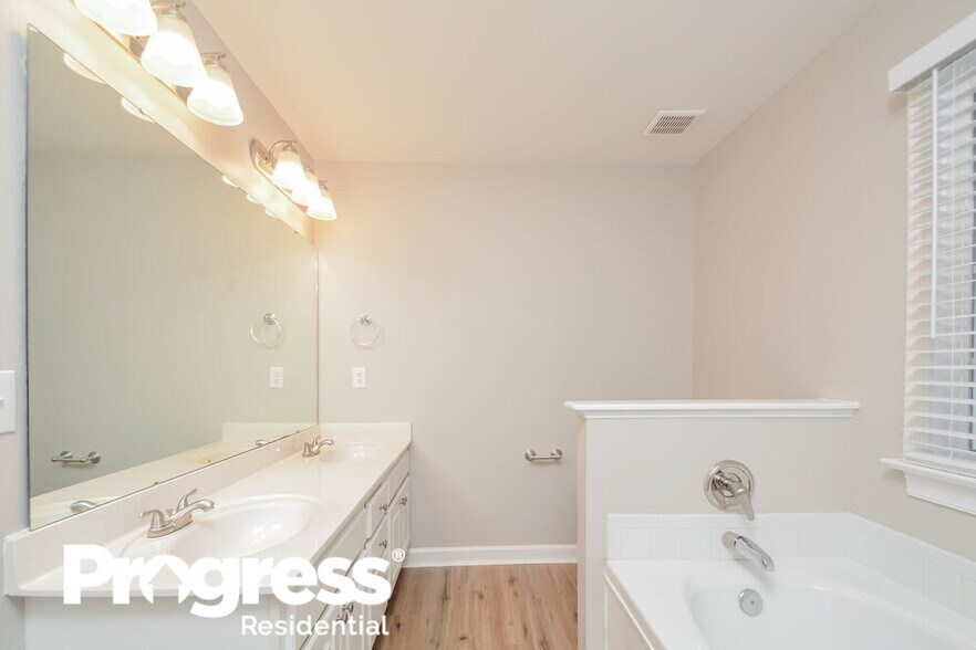 Building Photo - 4100 Mangrove Dr