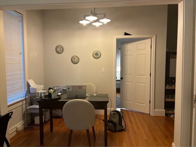 Building Photo - Main128-130