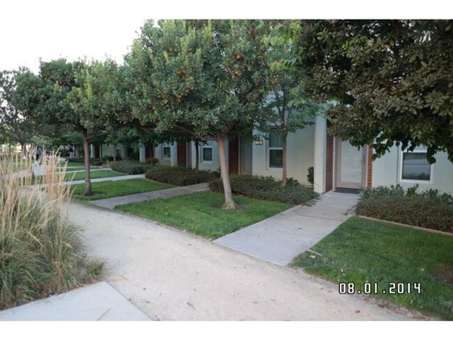 Building Photo - Modern Townhome Style Tri-level 2-BR, 2.5B...
