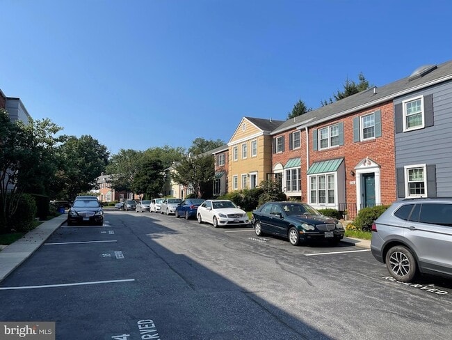 Building Photo - 6747 Kenwood Forest Ln