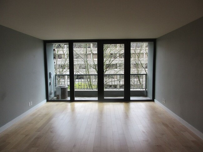 Building Photo - Harrison East Condos - 1 bed/1 bath w/balcony/storage/free laundry/pool (DOWNTOWN/PSU/OHSU)