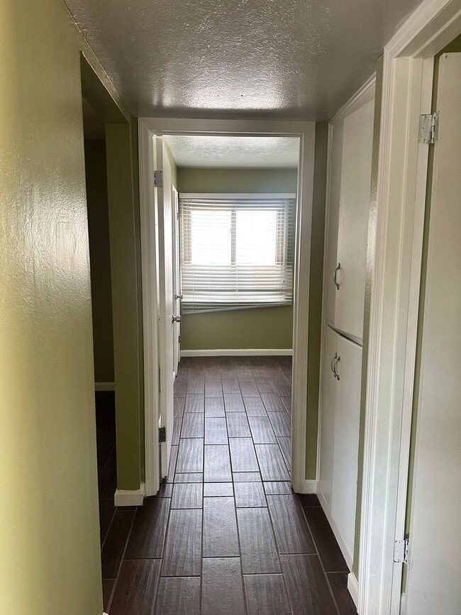 Building Photo - 3 bed with 1 bath - ALL TILE through out home