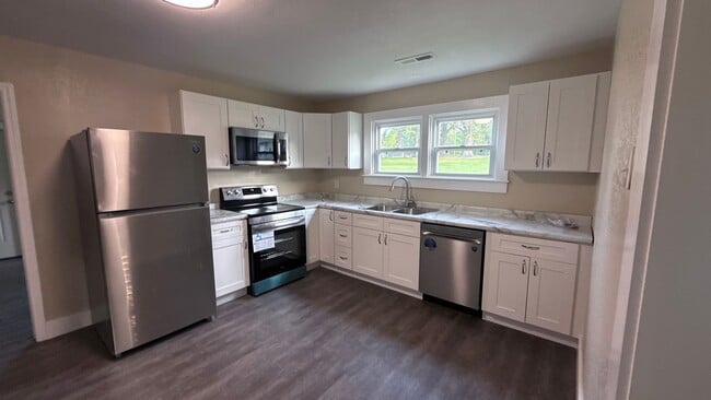 Building Photo - 2 Bed 1 Bath House with Office, Laundry Room and Garage