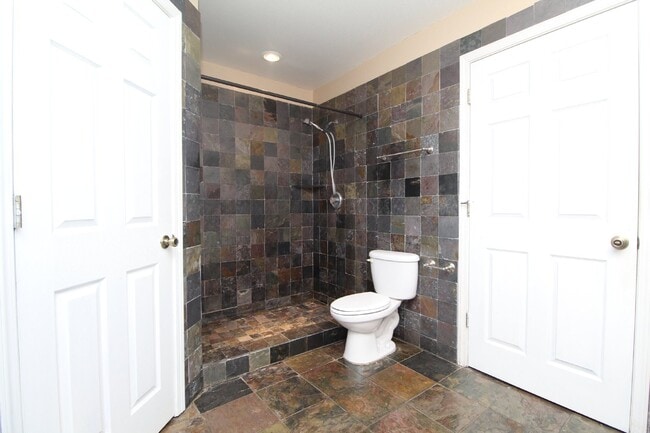 Building Photo - Spacious 3BR with Sunroom & Eat-In Kitchen – Holsberry Estates