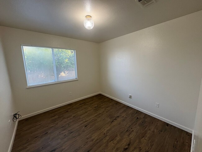 Building Photo - NW Visalia Home Rent Ready!