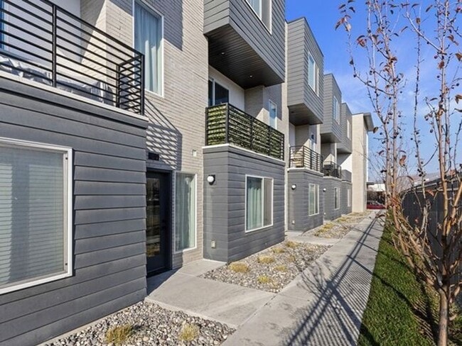 Building Photo - Downtown Beautiful 4 bed, 4 bath town-home