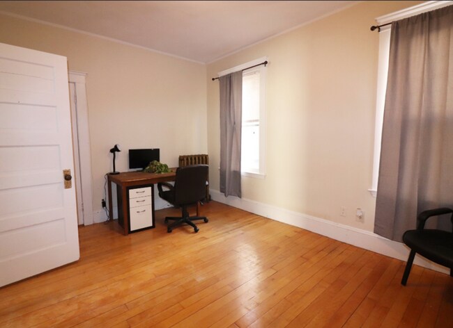 Building Photo - Renovated Apt great 4 Students & Working Pros!  2 Private Decks