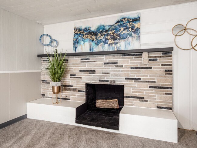 Building Photo - 123 E Alcott Rd