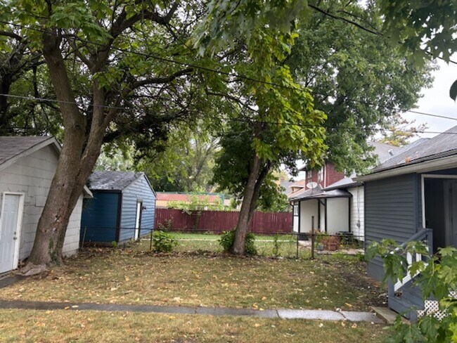 Building Photo - 4 bedroom House On Lasalle St!