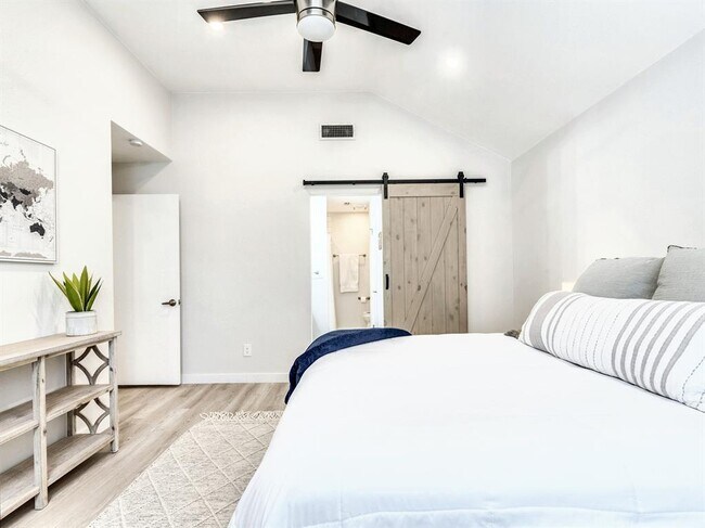 Building Photo - 14205 Vandever St