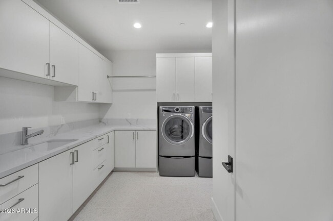 Building Photo - 6975 North 39th Pl