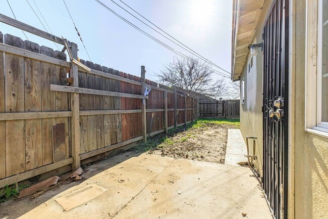 Building Photo - Spacious 2 bedroom / 1 bath renovated home...