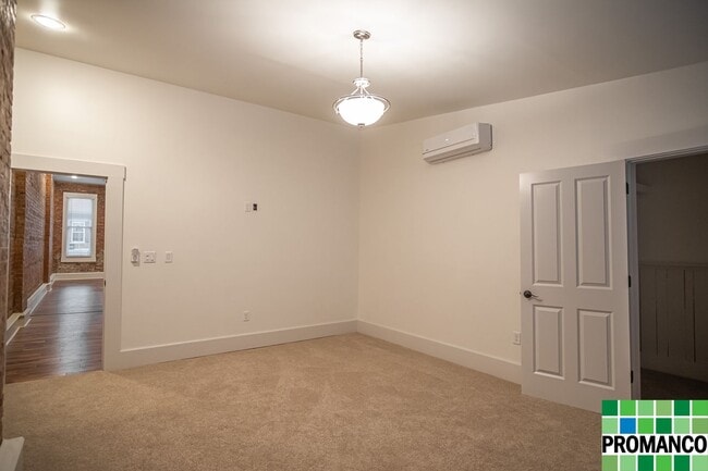 Building Photo - Downtown Luxury Loft Apartment
