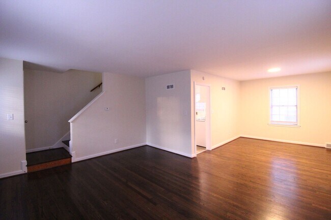 Building Photo - December FREE On This 2 Bedroom 1 Bath Duplex In The Waldo Area