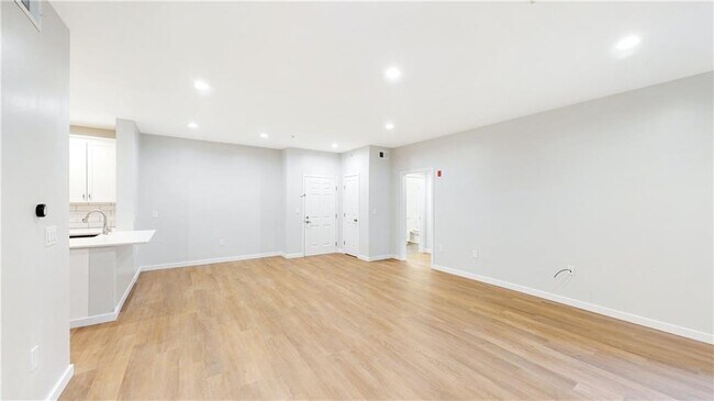 Building Photo - 1000 Providence Pl
