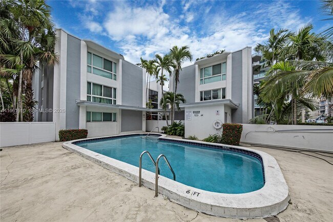 Building Photo - 9971 W Bay Harbor Dr