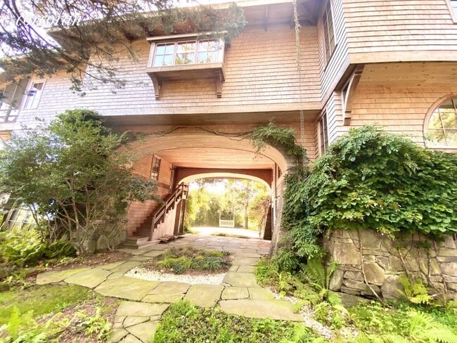 Building Photo - 132 S Briar Patch Rd