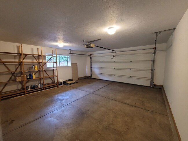 Building Photo - Spacious 3 bedroom 2 bath home in Kula-Available now!