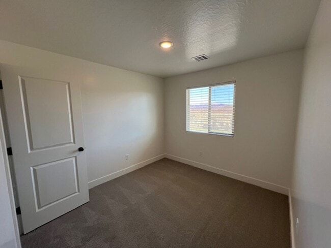 Building Photo - Brand New South Desert Townhome!