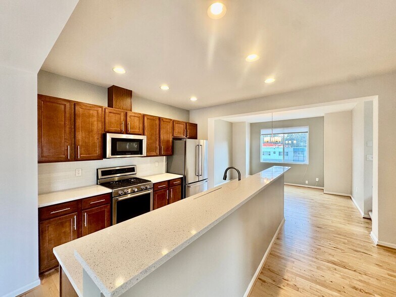 Building Photo - Everett Townhouse