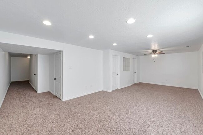 Building Photo - Bright Townhouse in Saratoga Springs w attached 2 car garage