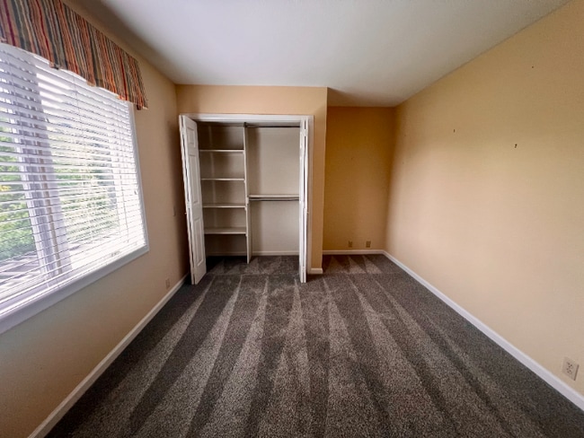 Building Photo - Spacious 4-Bed Retreat with Guest Suite & Fireplace