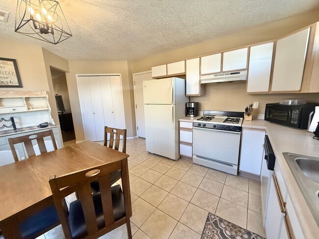 Building Photo - Beautiful Updated 3 Bedroom / 2 Bathroom Home in Prime Rio Rancho Location