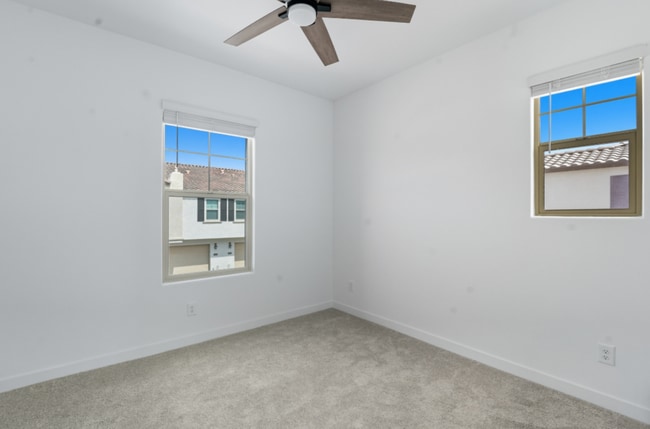 Building Photo - *Like Brand New Luxurious Modern 3 Bedroom 2 Bath Townhome in Warner Meadows!**