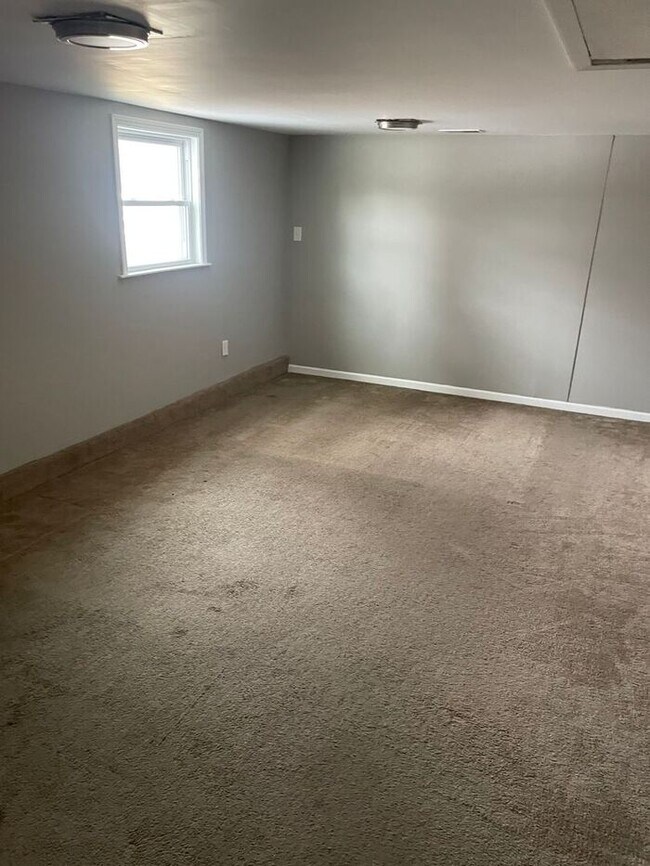 Building Photo - 3 Bedroom Ranch | Modern Updates & Natural Light