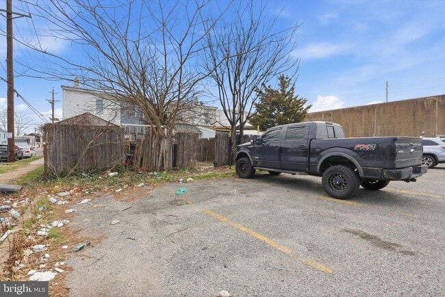 Building Photo - 25 Lily St