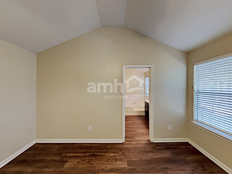 Building Photo - 119 Hidden Creek Dr