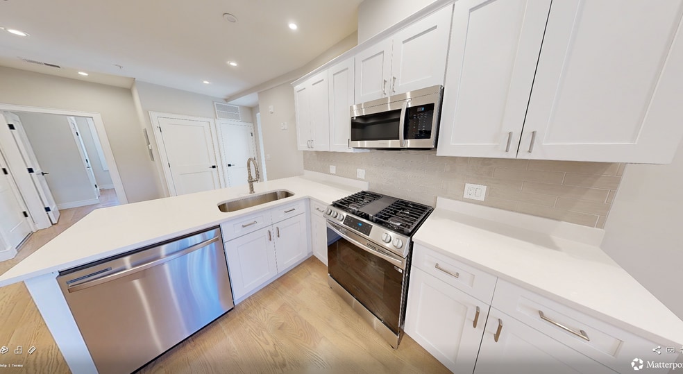 Building Photo - 158 Kelton St