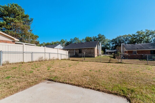 Building Photo - 2937 Dahlia Dr