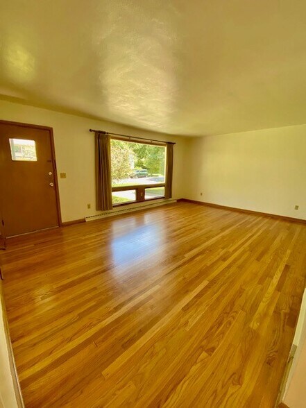 Livingroom - 310 Eugenia Ave