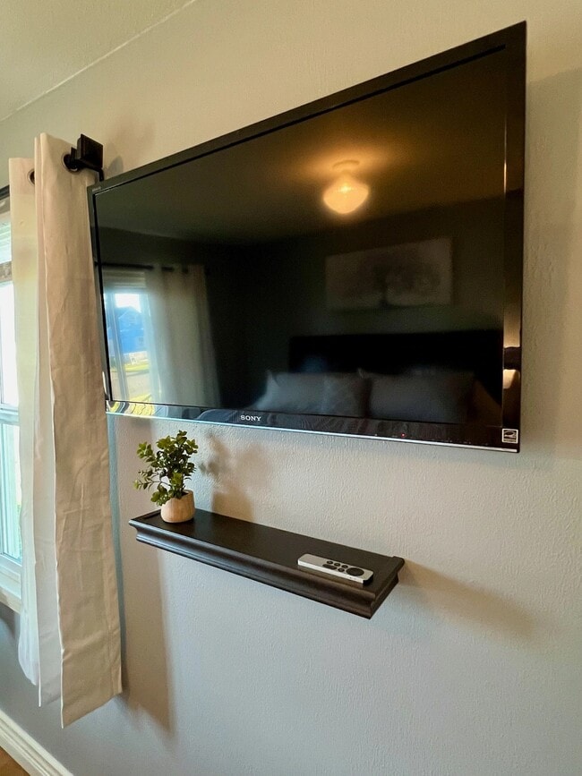 Building Photo - 2 Bed, 1 Bath Newly Renovated Rental
