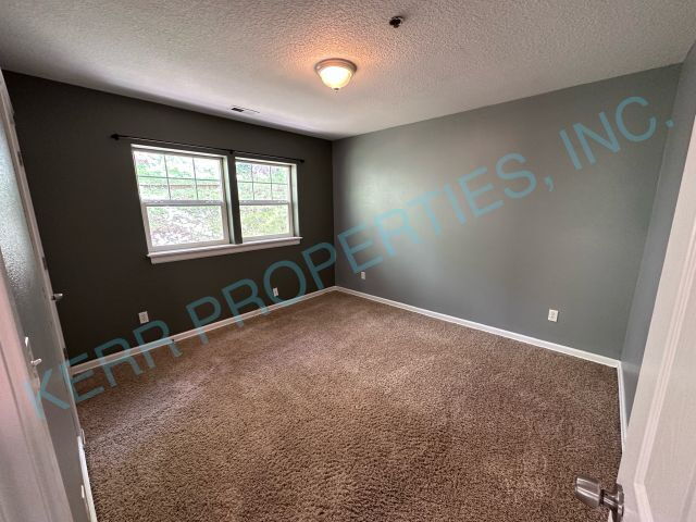 Building Photo - THE FIRST MONTH'S RENT IS FREE! Charming 3-Bedroom Tri-Level Retreat in Estacada with Spacious 19...