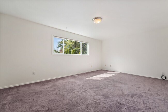 Building Photo - 4-Bedroom Luxury Home for Rent by Portland...