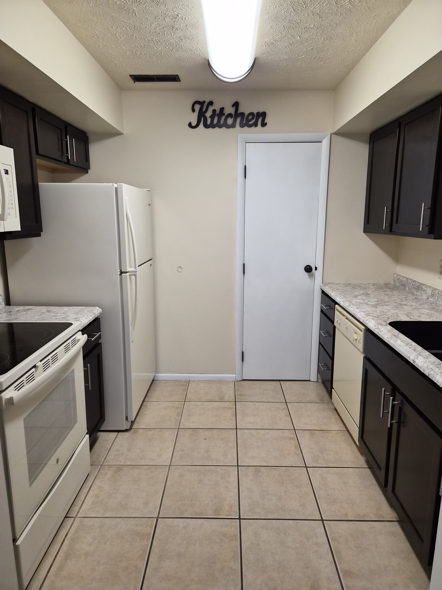 Kitchen - 1600 Northbrook Dr
