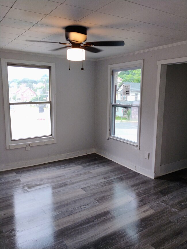 Building Photo - 954 Bedford St