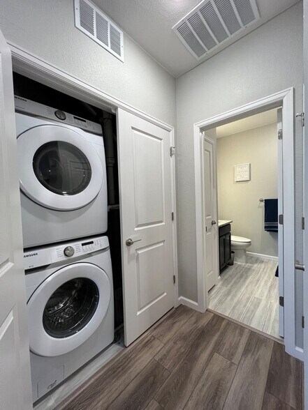 Building Photo - 1801 S Dunkirk St